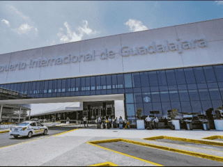 la administración del Aeropuerto Internacional de Guadalajara envió una alerta a los pasajeros en la que advierte que la entrada y salida de la terminal aérea se encuentra congestionada. EL INFORMACIÓN / ARCHIVO