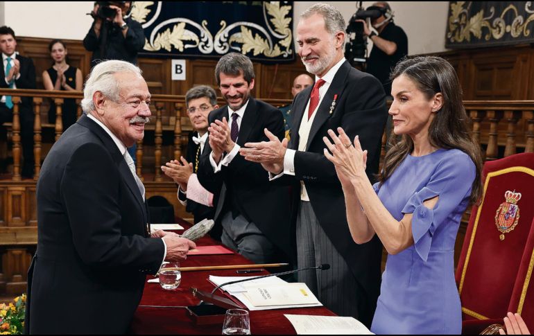 Entre ecos de exilio, amor y despedida, Gonzalo Celorio sostiene el Cervantes frente a los reyes Felipe VI y Letizia Ortiz. La voz quebrada, la memoria intacta, y una vida entera latiendo en cada palabra. EFE