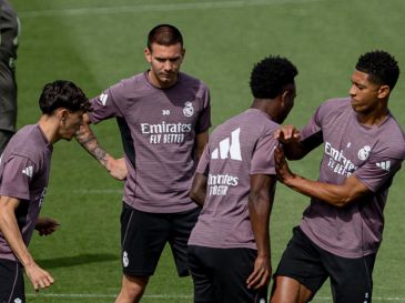 Vinicius Jr y Jude Bellingham durante el entrenamiento el Real MAdrid para el juego contra el Betis. EFE/D. González