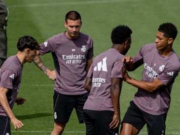 Vinicius Jr y Jude Bellingham durante el entrenamiento el Real MAdrid para el juego contra el Betis. EFE/D. González