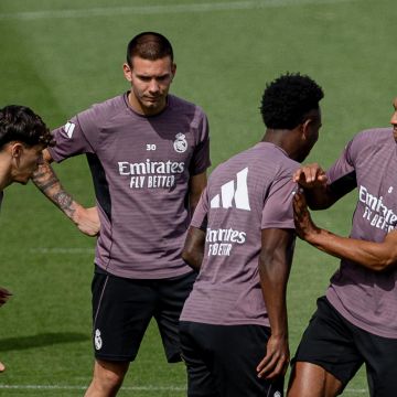Vinicius Jr y Jude Bellingham durante el entrenamiento el Real MAdrid para el juego contra el Betis. EFE/D. González
