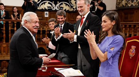 Entre ecos de exilio, amor y despedida, Gonzalo Celorio sostiene el Cervantes frente a los reyes Felipe VI y Letizia Ortiz. La voz quebrada, la memoria intacta, y una vida entera latiendo en cada palabra. EFE/Ballesteros