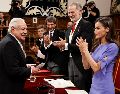 Entre ecos de exilio, amor y despedida, Gonzalo Celorio sostiene el Cervantes frente a los reyes Felipe VI y Letizia Ortiz. La voz quebrada, la memoria intacta, y una vida entera latiendo en cada palabra. EFE/Ballesteros