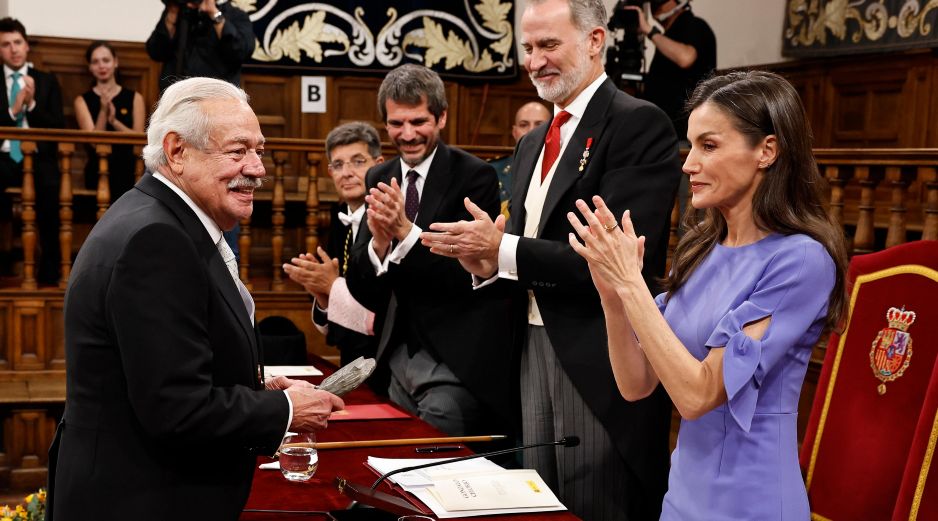 Entre ecos de exilio, amor y despedida, Gonzalo Celorio sostiene el Cervantes frente a los reyes Felipe VI y Letizia Ortiz. La voz quebrada, la memoria intacta, y una vida entera latiendo en cada palabra. EFE/Ballesteros