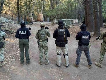 Los dos agentes estadounidenses que fallecieron la madrugada del domingo en un accidente carretero en Chihuahua trabajaban para la CIA y participaron en el desmantelamiento de un laboratorio de narcóticos en la zona. SUN