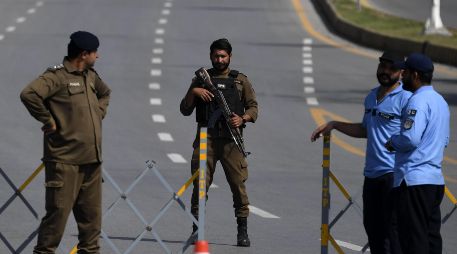 Elementos de seguridad de Pakistán montan guardia en la carretera que lleva a la Zona Roja, donde se ubican la mayoría de las misiones diplomáticas y oficinas gubernamentales, incluyendo la sede prevista para la segunda ronda de conversaciones de paz entre Estados Unidos e Irán. EFE/S. Shahzad