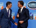 El secretario general de la Organización del Tratado del Atlántico Norte (OTAN), Mark Rutte (d), recibe al presidente del Gobierno de España, Pedro Sánchez. EFE / ARCHIVO