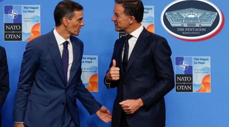 El secretario general de la Organización del Tratado del Atlántico Norte (OTAN), Mark Rutte (d), recibe al presidente del Gobierno de España, Pedro Sánchez. EFE / ARCHIVO