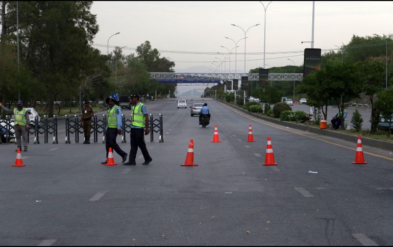 Funcionarios de seguridad montan guardia en medio de un estricto dispositivo de seguridad por las posibles conversaciones de paz entre EU e Irán, en Islamabad, Pakistán. EFE/EPA/S. Shahzad