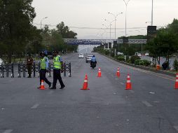 Funcionarios de seguridad montan guardia en medio de un estricto dispositivo de seguridad por las posibles conversaciones de paz entre EU e Irán, en Islamabad, Pakistán. EFE/EPA/S. Shahzad
