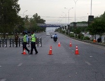 Funcionarios de seguridad montan guardia en medio de un estricto dispositivo de seguridad por las posibles conversaciones de paz entre EU e Irán, en Islamabad, Pakistán. EFE/EPA/S. Shahzad