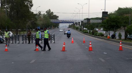 Funcionarios de seguridad montan guardia en medio de un estricto dispositivo de seguridad por las posibles conversaciones de paz entre EU e Irán, en Islamabad, Pakistán. EFE/EPA/S. Shahzad