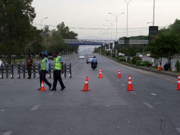 Funcionarios de seguridad montan guardia en medio de un estricto dispositivo de seguridad por las posibles conversaciones de paz entre EU e Irán, en Islamabad, Pakistán. EFE/EPA/S. Shahzad