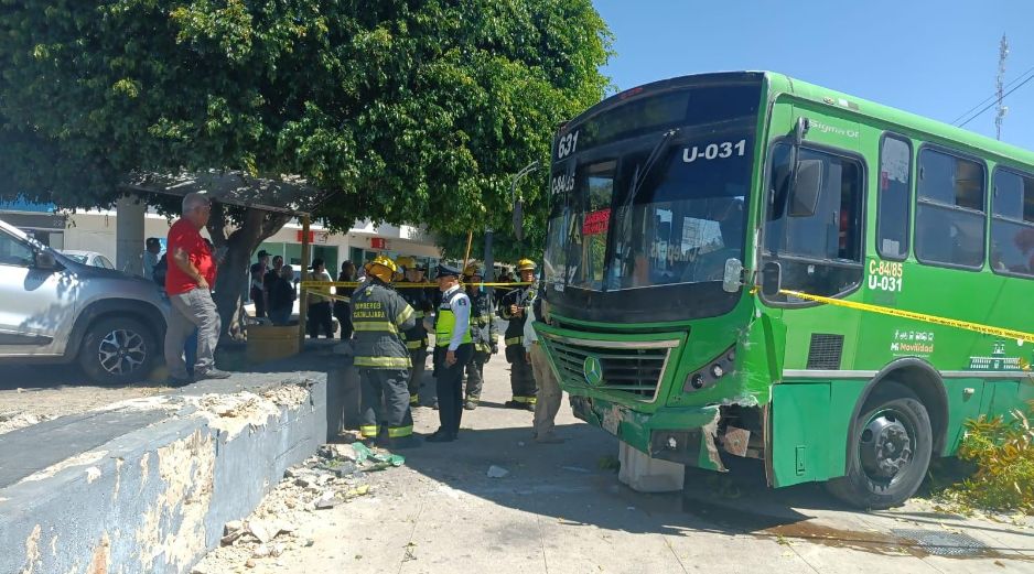 Antonio Hernández Escoto, oficial de Bomberos de Guadalajara, explicó que la persona al frente del volante falleció. ESPECIAL