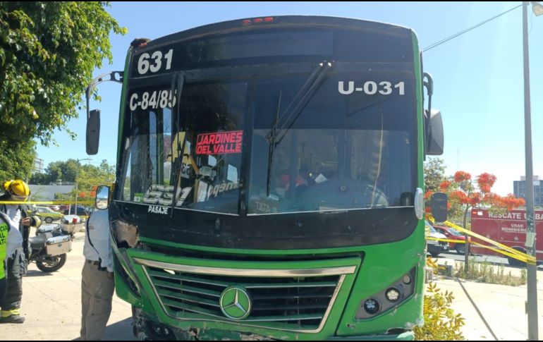 Antonio Hernández Escoto, oficial de Bomberos de Guadalajara, explicó que la persona al frente del volante falleció. ESPECIAL