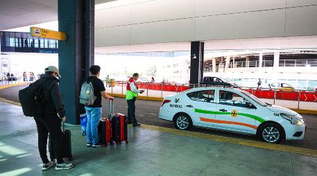 Los conductores protestan por el retiro de más de 20 taxis tradicionales dentro de la terminal aérea de Guadalajara. EL INFORMADOR/ARCHIVO