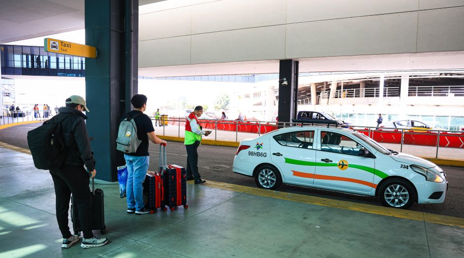 Los conductores protestan por el retiro de más de 20 taxis tradicionales dentro de la terminal aérea de Guadalajara. EL INFORMADOR/ARCHIVO