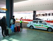 Los conductores protestan por el retiro de más de 20 taxis tradicionales dentro de la terminal aérea de Guadalajara. EL INFORMADOR/ARCHIVO