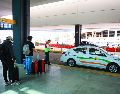 Los conductores protestan por el retiro de más de 20 taxis tradicionales dentro de la terminal aérea de Guadalajara. EL INFORMADOR/ARCHIVO