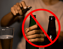 Cualquier establecimiento mercantil, ya sea formal o comercio en la vía pública, que sea sorprendido vendiendo, regalando o permitiendo el consumo de bebidas alcohólicas durante los días de restricción, enfrentará sanciones económicas significativas. CANVA