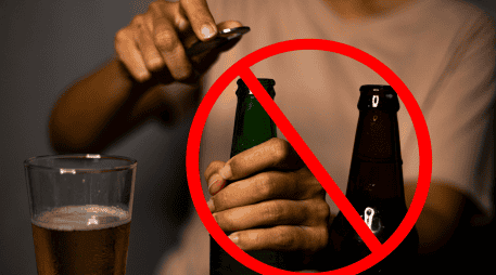 Cualquier establecimiento mercantil, ya sea formal o comercio en la vía pública, que sea sorprendido vendiendo, regalando o permitiendo el consumo de bebidas alcohólicas durante los días de restricción, enfrentará sanciones económicas significativas. CANVA