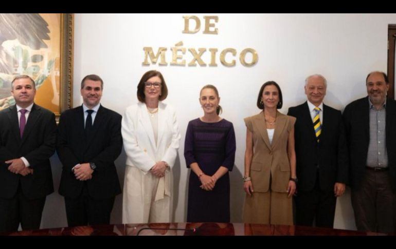 Sheinbaum y Magda Chambriard, la presidenta de Petrobras, en una foto oficial publicad por el Gobierno de México. X/@Claudiashein