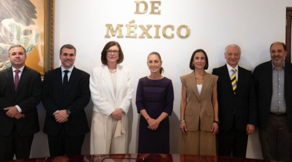 Sheinbaum y Magda Chambriard, la presidenta de Petrobras, en una foto oficial publicad por el Gobierno de México. X/@Claudiashein