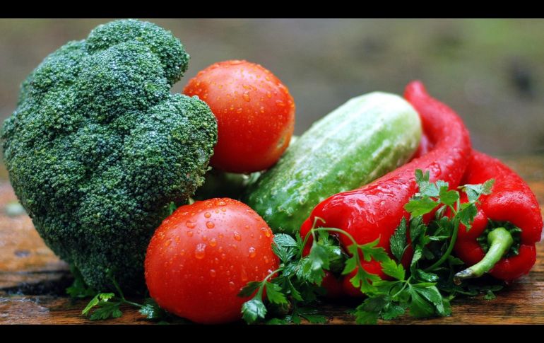 Una buena opción es cambiar la comida frita por vegetales y proteínas magras como el atún o huevos cocidos. PIXABAY