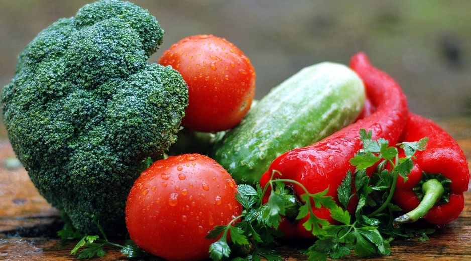 Una buena opción es cambiar la comida frita por vegetales y proteínas magras como el atún o huevos cocidos. PIXABAY