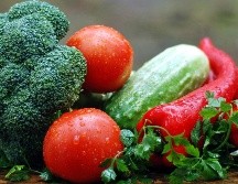 Una buena opción es cambiar la comida frita por vegetales y proteínas magras como el atún o huevos cocidos. PIXABAY