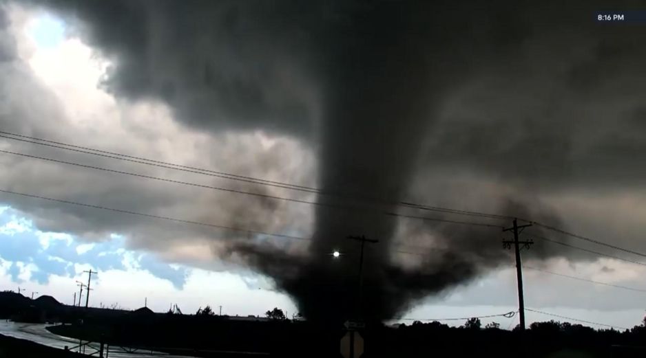 En esta imagen, tomada de un video de KWTV/KOTV, un tornado cruza una carretera en Enid, Oklahoma, el 23 de abril de 2026. AP/KWTV/KOTV