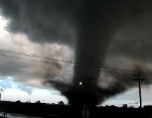 En esta imagen, tomada de un video de KWTV/KOTV, un tornado cruza una carretera en Enid, Oklahoma, el 23 de abril de 2026. AP/KWTV/KOTV