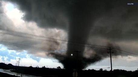 En esta imagen, tomada de un video de KWTV/KOTV, un tornado cruza una carretera en Enid, Oklahoma, el 23 de abril de 2026. AP/KWTV/KOTV