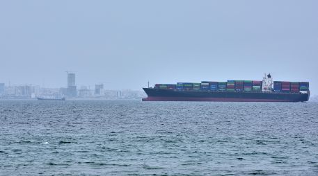 Un portacontenedores visto en el estrecho de Ormuz frente a la costa de la isla Qeshm, Irán, el 18 de abril de 2026. AP/A. Besharati