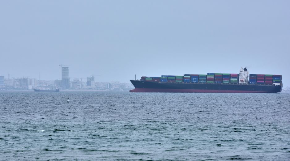 Un portacontenedores visto en el estrecho de Ormuz frente a la costa de la isla Qeshm, Irán, el 18 de abril de 2026. AP/A. Besharati