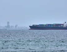 Un portacontenedores visto en el estrecho de Ormuz frente a la costa de la isla Qeshm, Irán, el 18 de abril de 2026. AP/A. Besharati