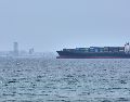 Un portacontenedores visto en el estrecho de Ormuz frente a la costa de la isla Qeshm, Irán, el 18 de abril de 2026. AP/A. Besharati