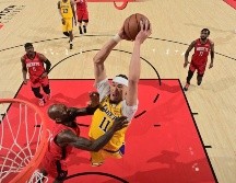 Los Lakers se quedaron con el primer tiempo extra que tienen los Playoffs este año en la NBA y le ganaron 112-108 a los Rockets. AFP / A. Pantozzi
