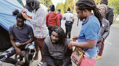 Migrantes haitianos y de otras nacionalidades buscan asilo, pero se quedan retenidos en la frontera. AFP