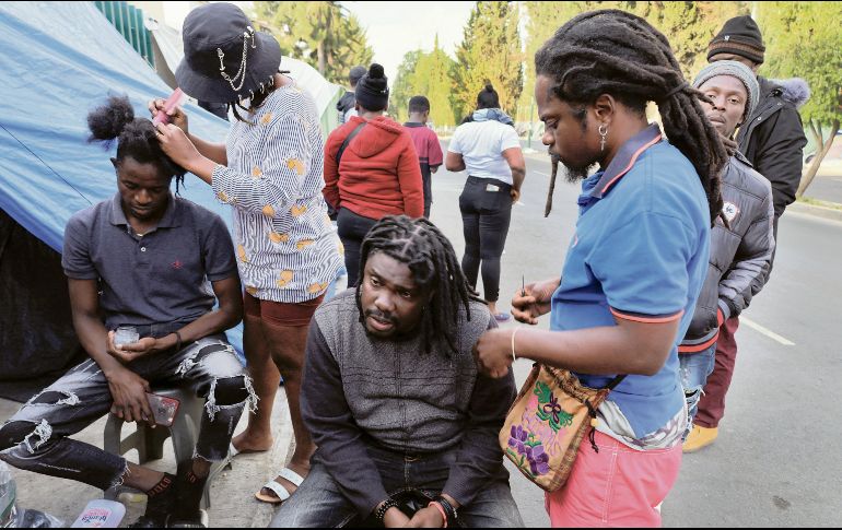 Migrantes haitianos y de otras nacionalidades buscan asilo, pero se quedan retenidos en la frontera. AFP