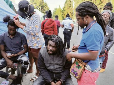 Migrantes haitianos y de otras nacionalidades buscan asilo, pero se quedan retenidos en la frontera. AFP