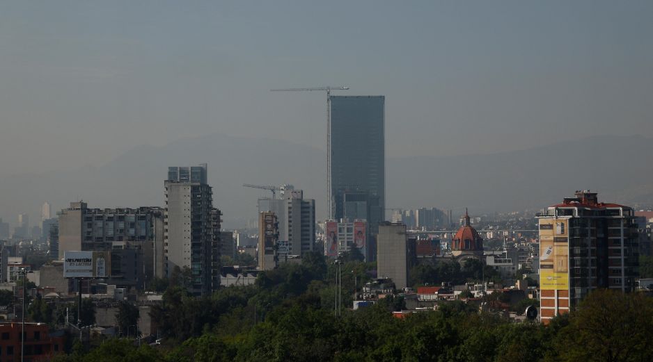 La Ciudad de México inició este día con una mala calidad del aire. EFE/S. Gutiérrez