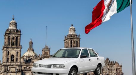 Este auto ha dejado una huella imborrable en la historia automotriz y, aunque no podemos disfrutar de versiones nuevas, aún es posible encontrar vestigios de su impacto en las calles de México. ESPECIAL / CANVA
