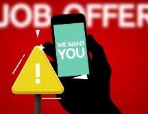 Los ciberdelincuentes utilizan anuncios engañosos en redes sociales, páginas web fraudulentas o incluso intermediarios falsos con el objetivo de reclutar personas que buscan empleo, esto, aprovechándose del Mundial 2026. ESPECIAL / CANVA