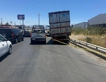 Debido al impacto con el tractocamión, el motociclista perdió la vida en el sitio del accidente por las lesiones. ESPECIAL