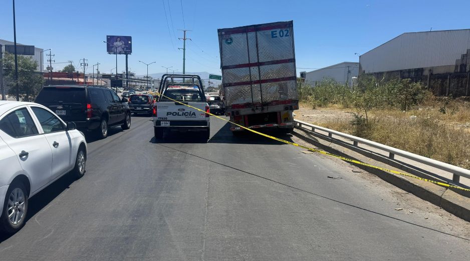 Debido al impacto con el tractocamión, el motociclista perdió la vida en el sitio del accidente por las lesiones. ESPECIAL