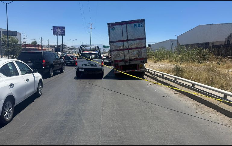 Debido al impacto con el tractocamión, el motociclista perdió la vida en el sitio del accidente por las lesiones. ESPECIAL