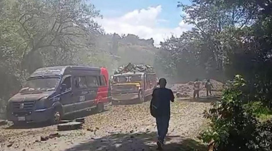 Vehículos afectados tras un atentado terrorista que destruyó este sábado un tramo de la Vía Panamericana. EFE/Rastreo de Redes