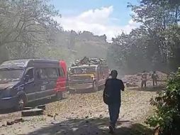 Vehículos afectados tras un atentado terrorista que destruyó este sábado un tramo de la Vía Panamericana. EFE/Rastreo de Redes