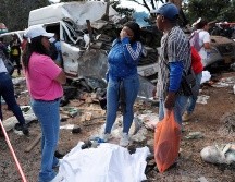 Personas se lamentan en la vía Panamericana tras un atentado este sábado, en Cajibío. EFE/E. Guzmán